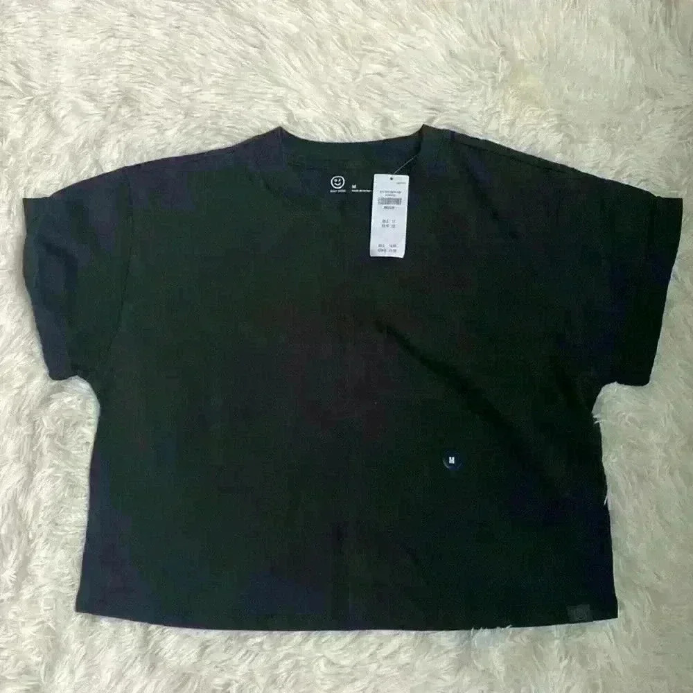 Gilly Hicks size medium, short sleeve black casual crop top.  NWT.